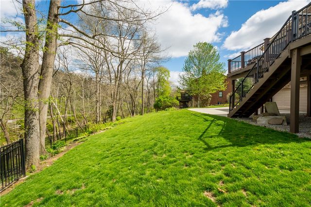 201 Hemlock Dr, Peters Twp, PA 15317