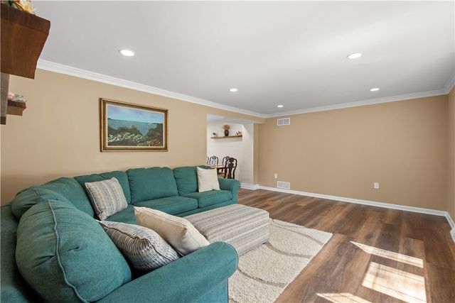 201 Hemlock Dr, Peters Twp, PA 15317