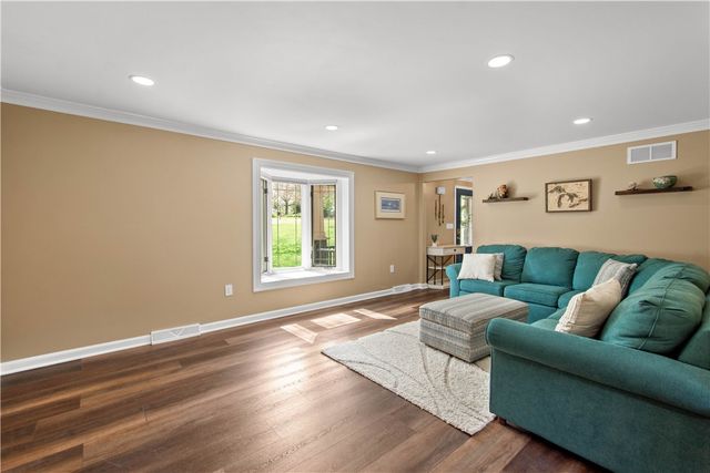 201 Hemlock Dr, Peters Twp, PA 15317