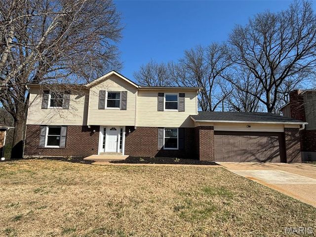 12331 Woodline Drive, St Louis, MO 63141