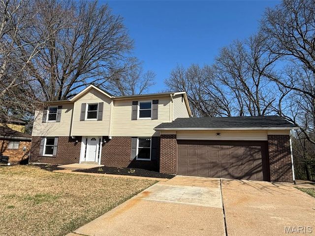 12331 Woodline Drive, St Louis, MO 63141