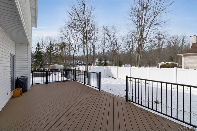 11 Hemlock Drive, Grand Island, NY 14072