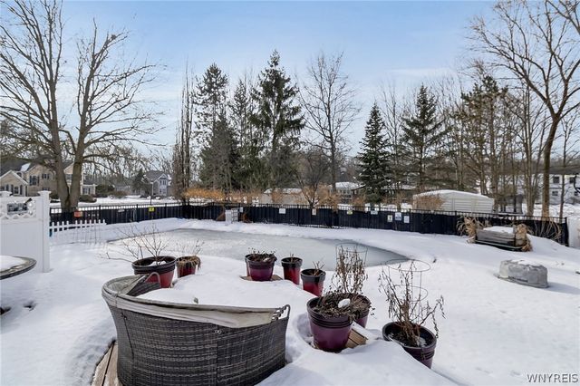 11 Hemlock Drive, Grand Island, NY 14072