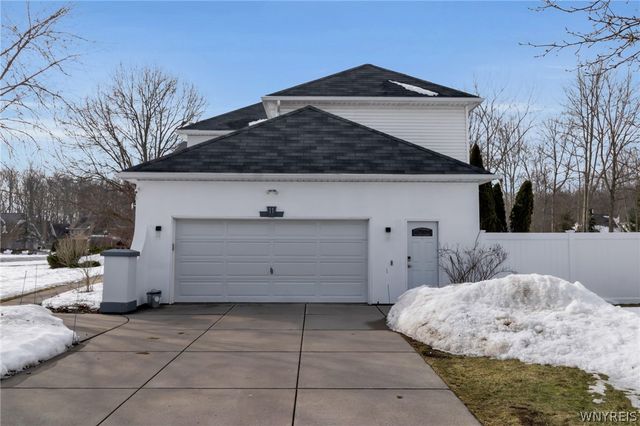 11 Hemlock Drive, Grand Island, NY 14072