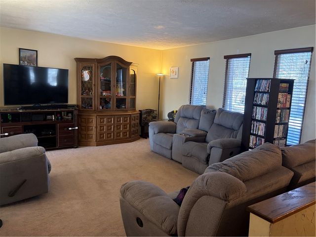 120 Lyn Dale Drive, Center Twp, PA 16001