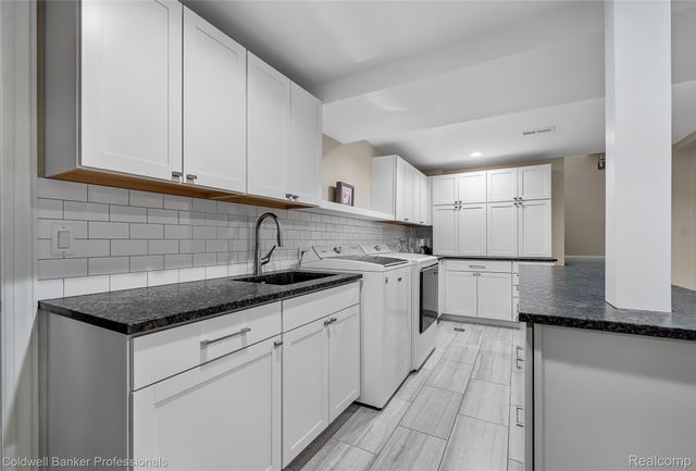 477 Dunston Road, Bloomfield Charter Township, MI 48304