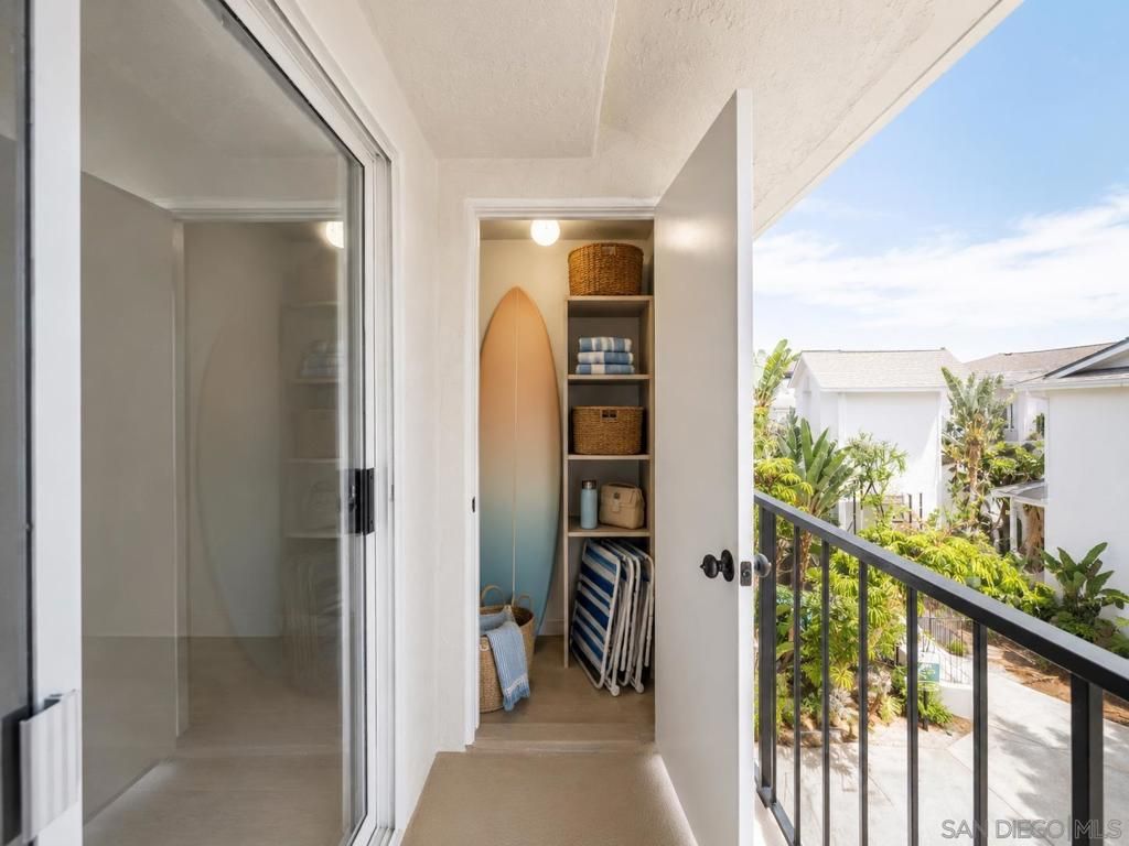 Image 7 of property listing at 3020 Cowley Way 305, San Diego, CA 92117