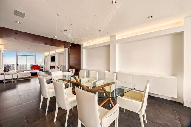 121 N Post Oak Lane 2104, Houston, TX 77024