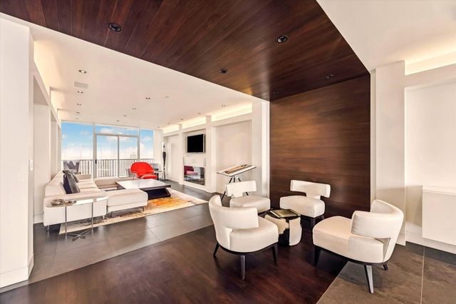 121 N Post Oak Lane 2104, Houston, TX 77024