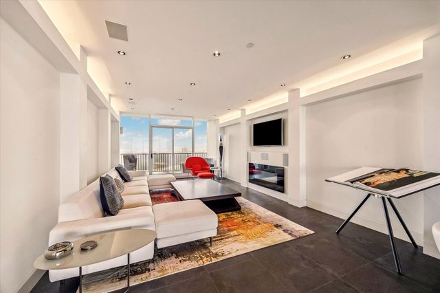 121 N Post Oak Lane 2104, Houston, TX 77024