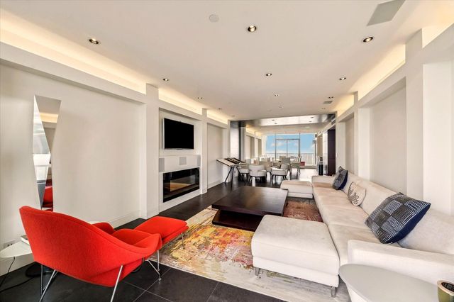 121 N Post Oak Lane 2104, Houston, TX 77024