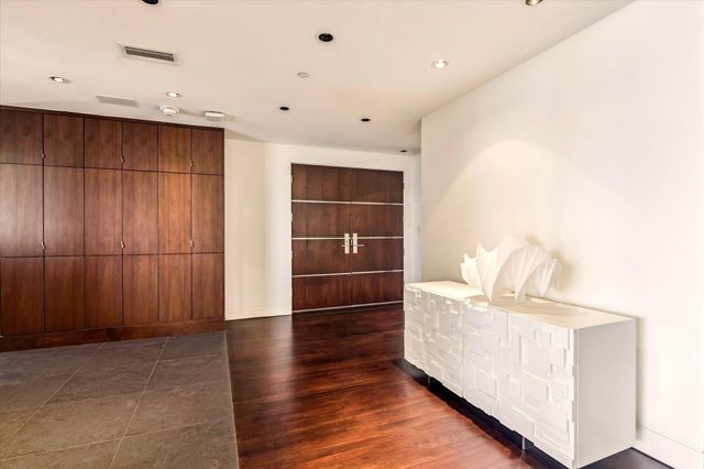 121 N Post Oak Lane 2104, Houston, TX 77024