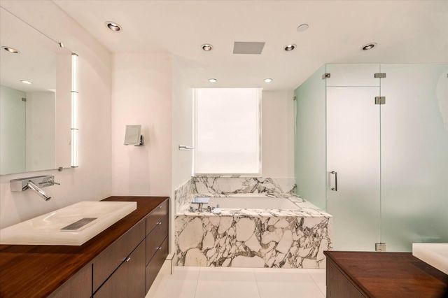 121 N Post Oak Lane 2104, Houston, TX 77024