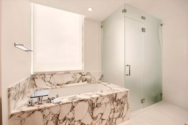 121 N Post Oak Lane 2104, Houston, TX 77024