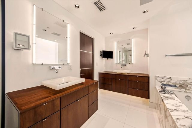 121 N Post Oak Lane 2104, Houston, TX 77024