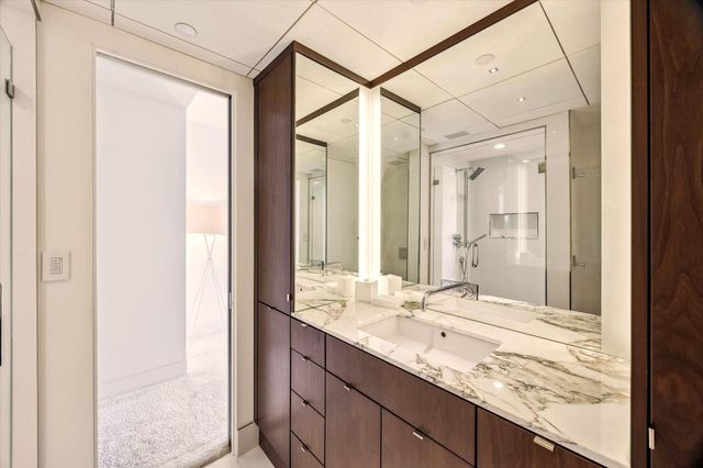 121 N Post Oak Lane 2104, Houston, TX 77024