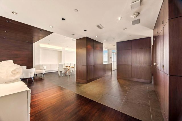 121 N Post Oak Lane 2104, Houston, TX 77024