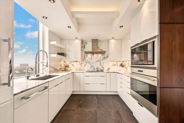 121 N Post Oak Lane 2104, Houston, TX 77024