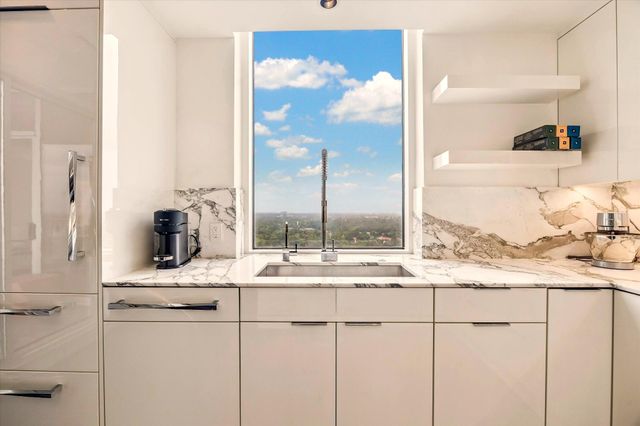 121 N Post Oak Lane 2104, Houston, TX 77024