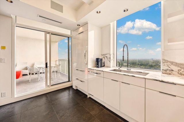 121 N Post Oak Lane 2104, Houston, TX 77024