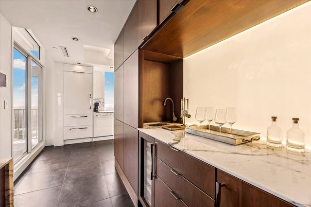 121 N Post Oak Lane 2104, Houston, TX 77024