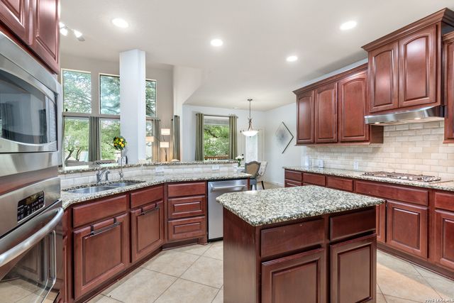 8810 WOODLAND BND, San Antonio, TX 78255