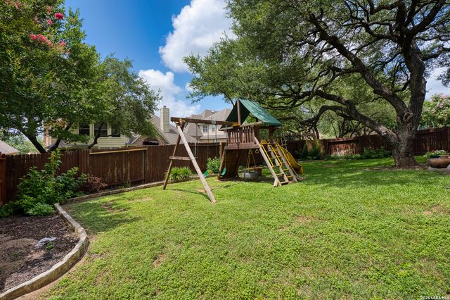 8810 WOODLAND BND, San Antonio, TX 78255