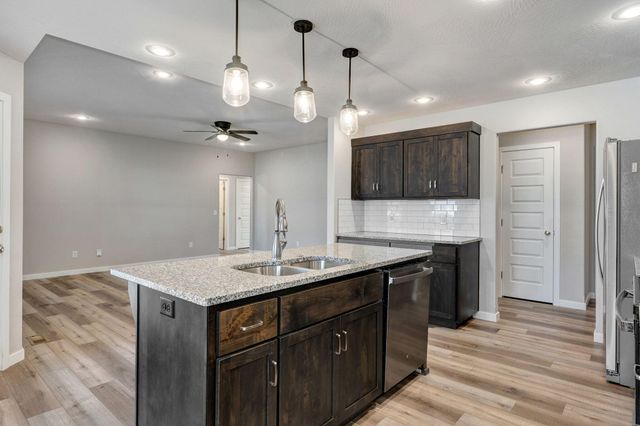 712 N Glenwood Avenue, Republic, MO 65738