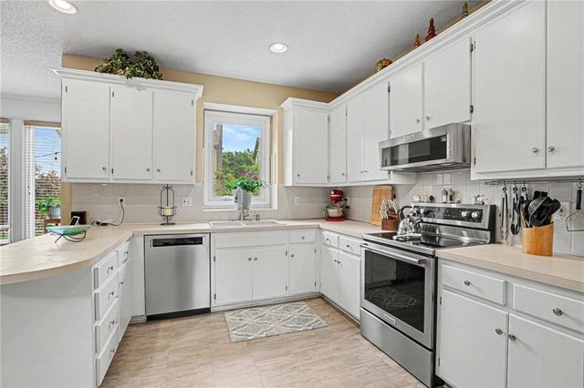 8616 W 127TH Place, Overland Park, KS 66213