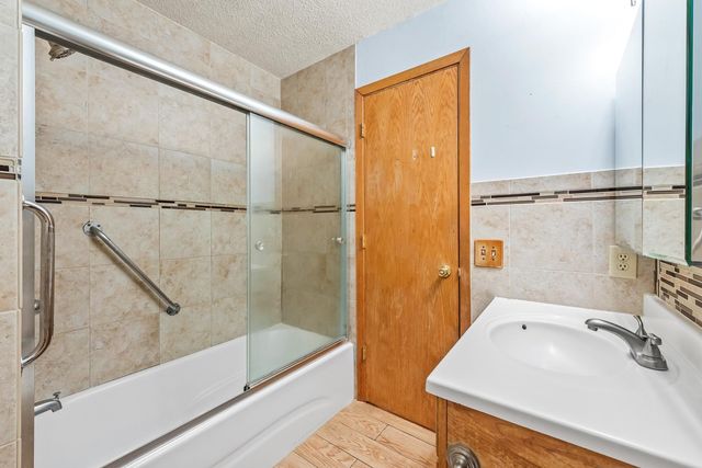 915 Pineview Lane N, Plymouth, MN 55441