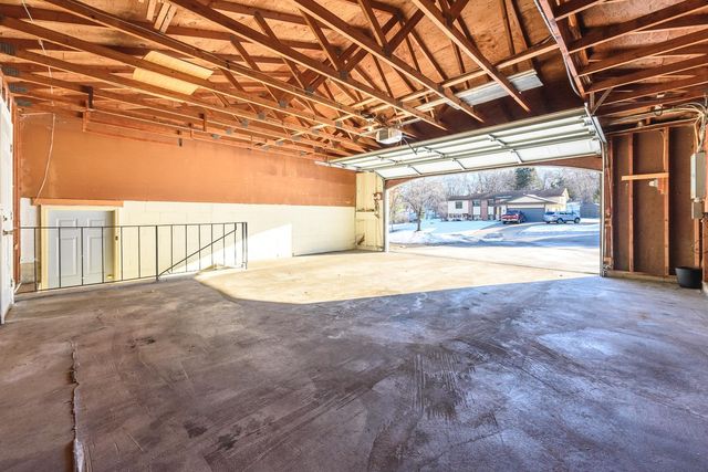 915 Pineview Lane N, Plymouth, MN 55441