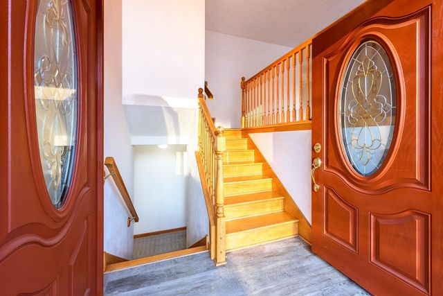 915 Pineview Lane N, Plymouth, MN 55441