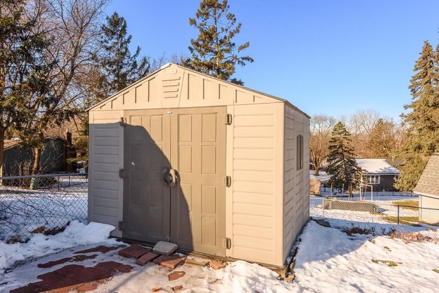 915 Pineview Lane N, Plymouth, MN 55441