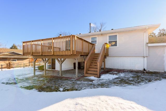 915 Pineview Lane N, Plymouth, MN 55441