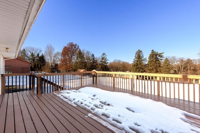 915 Pineview Lane N, Plymouth, MN 55441