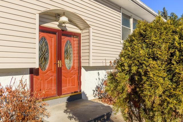 915 Pineview Lane N, Plymouth, MN 55441