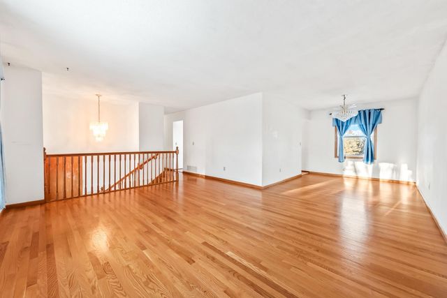 915 Pineview Lane N, Plymouth, MN 55441