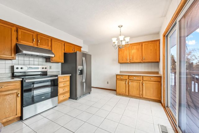 915 Pineview Lane N, Plymouth, MN 55441