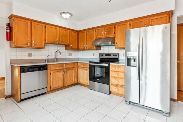 915 Pineview Lane N, Plymouth, MN 55441