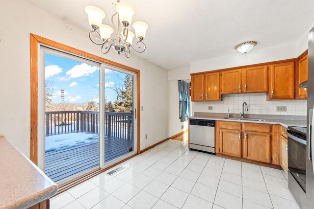 915 Pineview Lane N, Plymouth, MN 55441