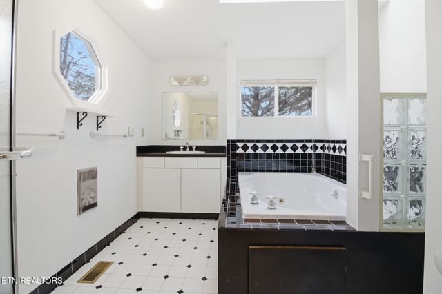 353 E Wolf Valley Rd, Heiskell, TN 37754