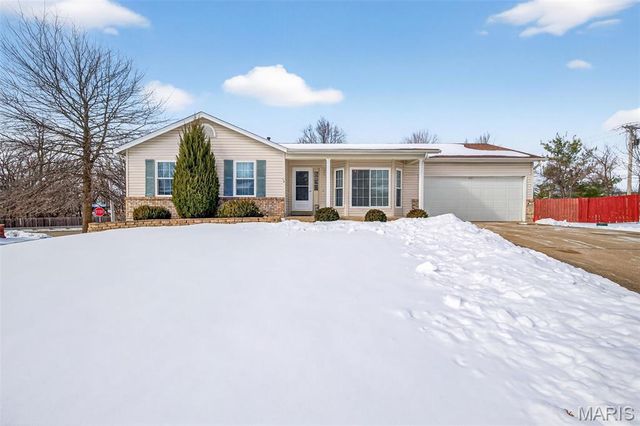 1251 Orion Way, St Peters, MO 63376