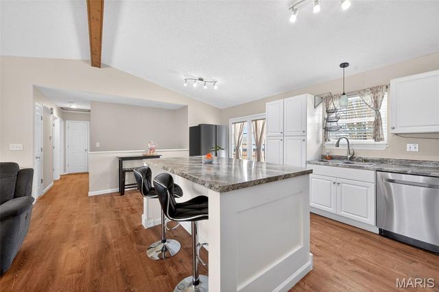 1251 Orion Way, St Peters, MO 63376