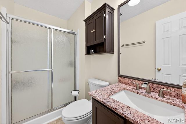 1251 Orion Way, St Peters, MO 63376