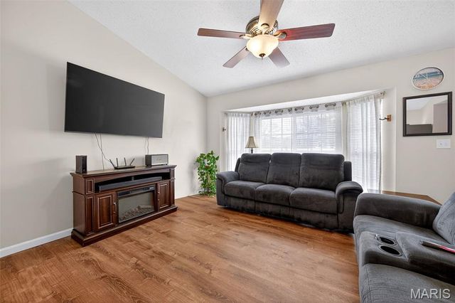 1251 Orion Way, St Peters, MO 63376