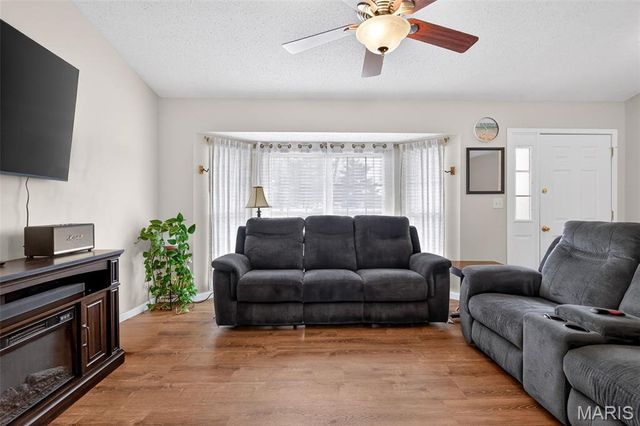 1251 Orion Way, St Peters, MO 63376