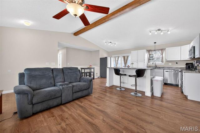 1251 Orion Way, St Peters, MO 63376