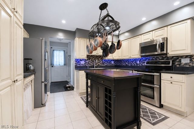 6257 Iroquois Trail, Mentor, OH 44060