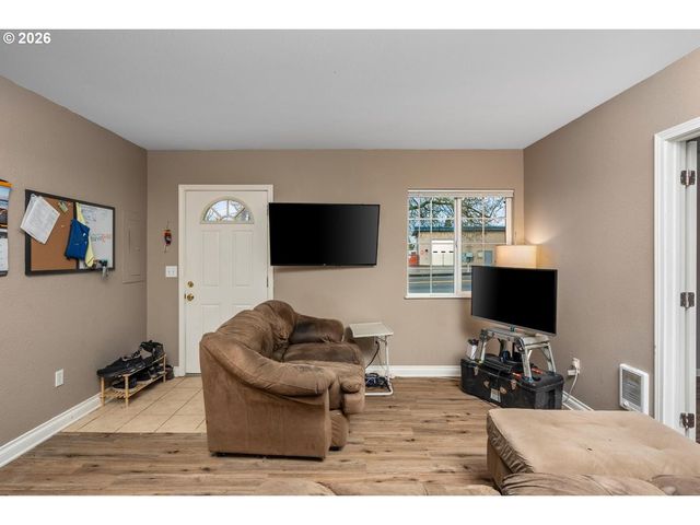 12406 Se FULLER Rd, Milwaukie, OR 97222