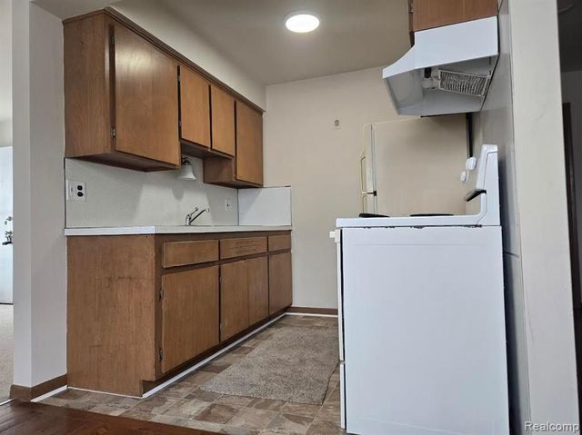 20231 Kelly Road 2, Harper Woods, MI 48225